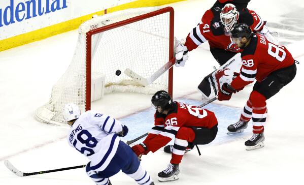 Matthews late power play goal gives Leafs win over Devils AP News